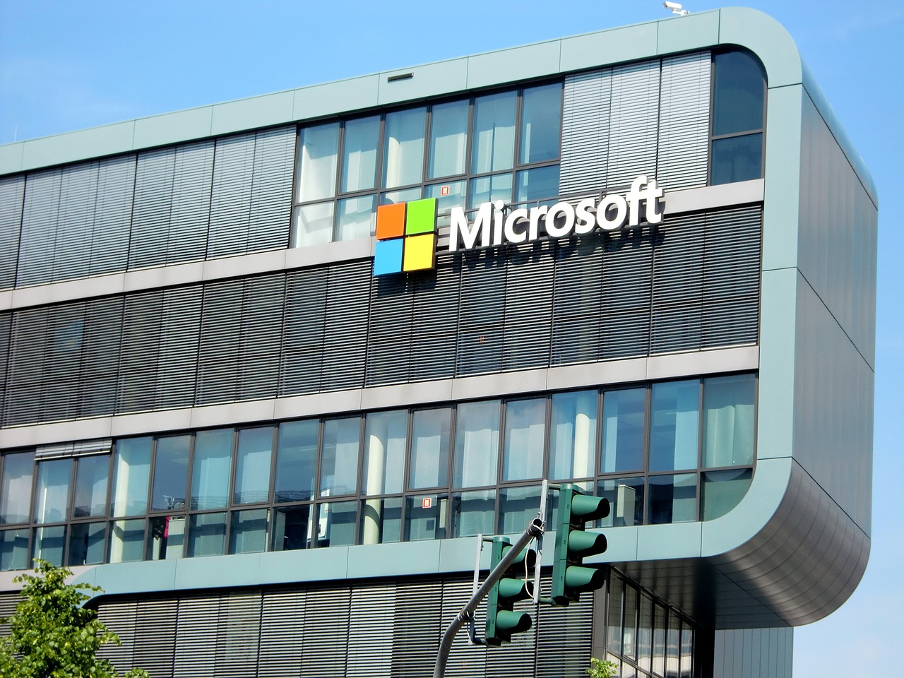 Сделката на Microsoft с френския "Мистрал" е подложена на проверка от ЕС